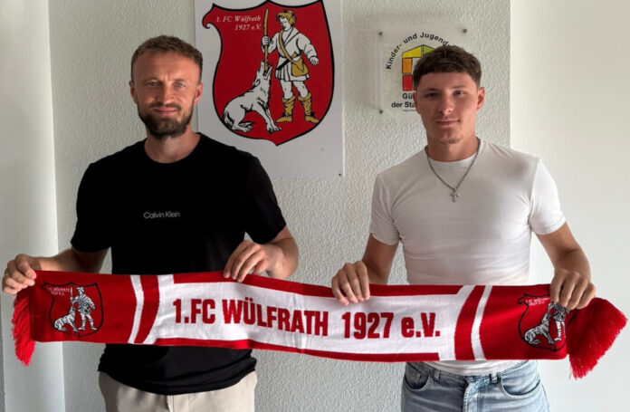 Thomas Cyrys begrüßt den Neuzugang Stefan Okkert. Foto: FCW/privat