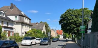 Mit Plakaten und Kontrollen weist die Polizei auf den Sicherheitsabstand zu Radfahrenden hin. Foto: Polizei