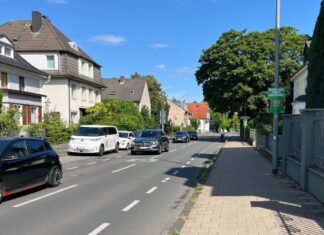 Mit Plakaten und Kontrollen weist die Polizei auf den Sicherheitsabstand zu Radfahrenden hin. Foto: Polizei