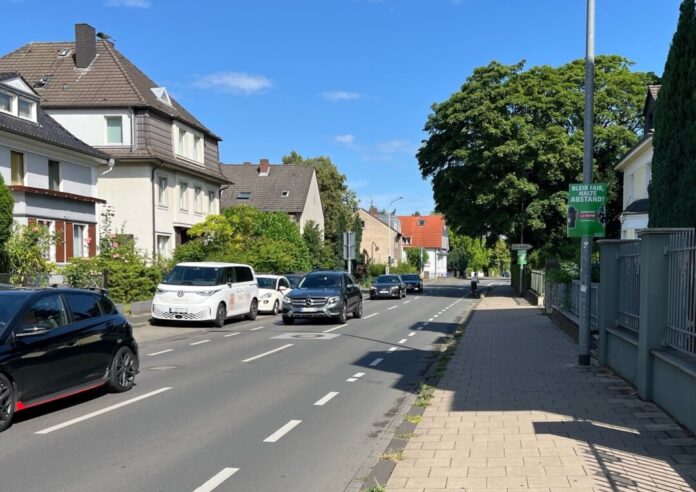 Mit Plakaten und Kontrollen weist die Polizei auf den Sicherheitsabstand zu Radfahrenden hin. Foto: Polizei