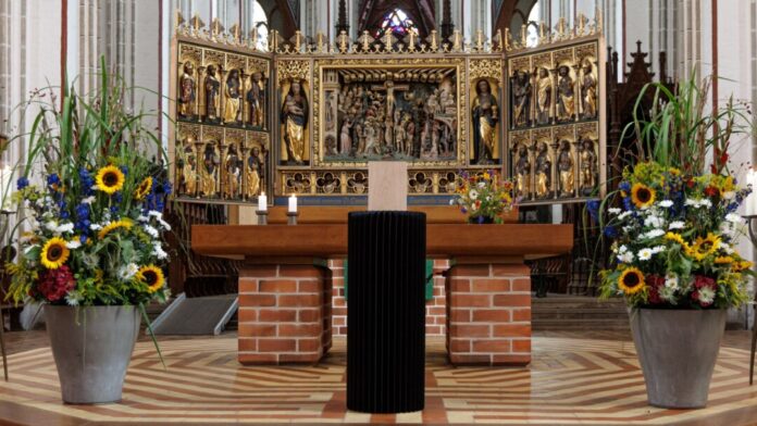 Im Schweriner Dom wurde während eines Trauergottesdienstes des verstorbenen Künstlers Günther Uecker gedacht.   