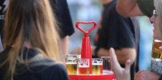 Früh-Kölsch - einmal zugreifen? Auch die Beschäftigten der Brauerei Früh bekommen mehr Geld.