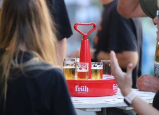 Früh-Kölsch - einmal zugreifen? Auch die Beschäftigten der Brauerei Früh bekommen mehr Geld.