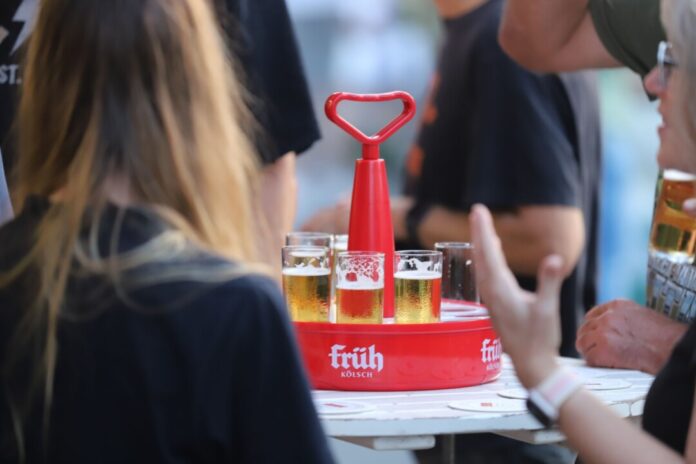 Früh-Kölsch - einmal zugreifen? Auch die Beschäftigten der Brauerei Früh bekommen mehr Geld.