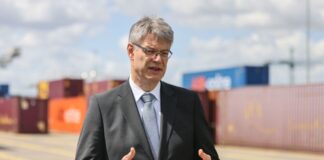Der Bund will 400 Millionen Euro zusätzlich in den klimaneutralen Umbau von Schifffahrt und Häfen stecken, sagt Bundesverkehrsminister Patrick Schnieder (CDU).