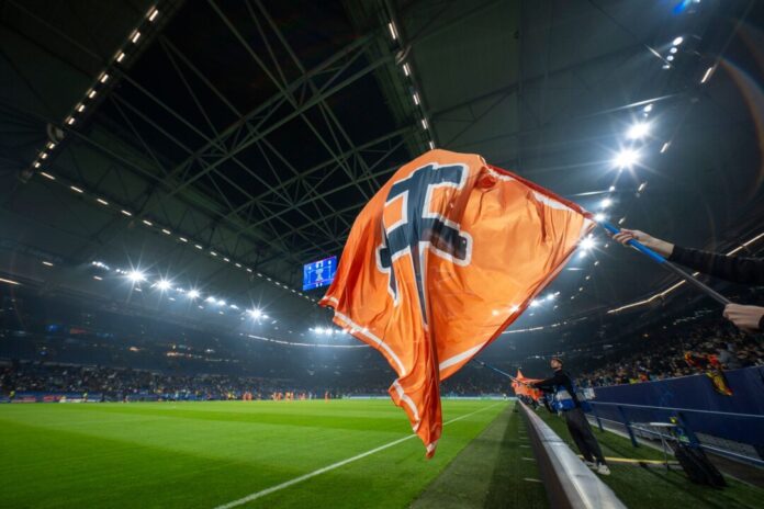 Die Farben von Schachtar in der Arena auf Schalke: Donezk hat seine vier Champions-League-Heimspiele der vergangenen Saison in Gelsenkirchen ausgetragen. 