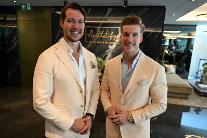 Die Verbraucherzentrale klagt gegen das Unternehmen Aesthetify von «Dr. Rick und Dr. Nick».