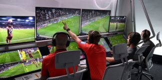 Video-Assistent Christian Dingert (2.v.l.) zeigt eine Szene an.