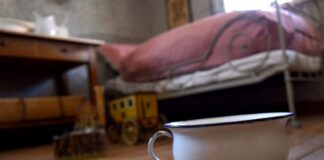 Ein Nachttopf steht in einem historischen Kinderzimmer im LWL-Freilichtmuseum Detmold, das ab 2026 einen anderen Namen bekommen soll. (Archivbild)