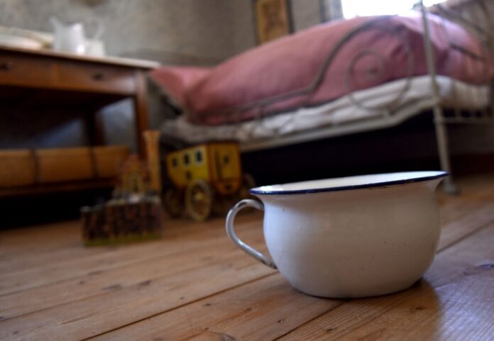 Ein Nachttopf steht in einem historischen Kinderzimmer im LWL-Freilichtmuseum Detmold, das ab 2026 einen anderen Namen bekommen soll. (Archivbild)