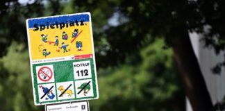So sehen viele Kölner Spielplatz-Schilder bislang aus - ihre Stunden sind womöglich gezählt. (Archiv)