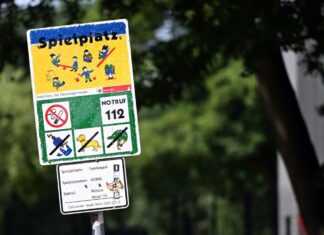 So sehen viele Kölner Spielplatz-Schilder bislang aus - ihre Stunden sind womöglich gezählt. (Archiv)