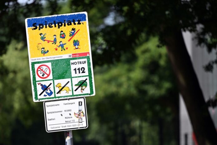 So sehen viele Kölner Spielplatz-Schilder bislang aus - ihre Stunden sind womöglich gezählt. (Archiv)