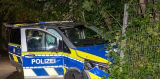 Bei der Verfolgungsjagd von Bottrop nach Mülheim an der Ruhr wurde dieses Polizeiauto beschädigt. (Archivbild)