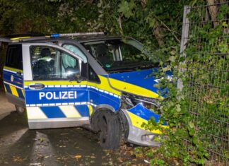 Bei der Verfolgungsjagd von Bottrop nach Mülheim an der Ruhr wurde dieses Polizeiauto beschädigt. (Archivbild)