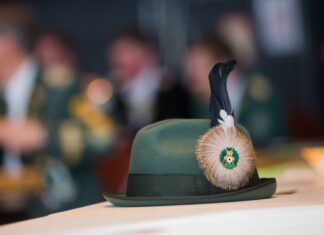 Bei mehreren Gästen eines Schützenfestes fand die Polizei Hinweise auf dasselbe starke Opiat im Blut - ihnen allen war es plötzlich schlecht gegangen. 