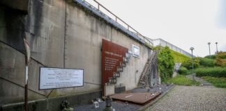 An der Rampe, an der vor 15 Jahren Hunderte Menschen im Gedränge verletzt wurden und 21 starben, steht heute eine Gedenkstelle.