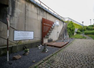 An der Rampe, an der vor 15 Jahren Hunderte Menschen im Gedränge verletzt wurden und 21 starben, steht heute eine Gedenkstelle.