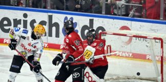 Dominik Uher (l) spielt bald im roten Trikot der Kölner Haie. 