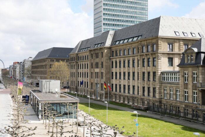 Ein buntes Programm von der Kinderpressekonferenz bis zur Ministerien-Rallye erwartet die Besucher am Tag der offenen Tür der NRW-Landesregierung (Foto-Archiv).
