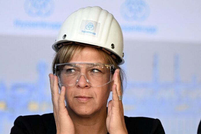 Thyssenkrupp nimmt 800 Millionen Euro-Anlage in Betrieb Landeswirtschaftsministerin Mona Neubaur (Grüne) befürchtet durch US-Zölle eine Belastung der NRW-Wirtschaft in Milliardenhöhe. (Archivbild)