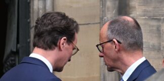 NRW-Ministerpräsident Hendrik Wüst will nicht hinnehmen, dass Friedrich Merz und die Bundesregierung die Stromsteuer nun doch nicht für alle Bürger senken will. (Archivbild)