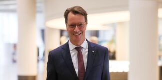 NRW-Ministerpräsident Hendrik Wüst (CDU) lacht gern - oft auch über sich selbst, wie er sagt. (Archivbild)
