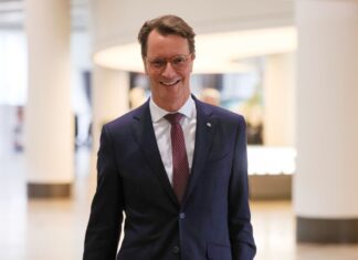 NRW-Ministerpräsident Hendrik Wüst (CDU) lacht gern - oft auch über sich selbst, wie er sagt. (Archivbild)