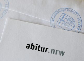 Nach Angaben des NRW-Schulministeriums haben in diesem Jahr 3,38 Prozent der Abiturientinnen und Abiturienten die Topnote 1,0 erreicht. (Symbolbild)