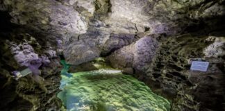 Tief in den Gängen der Kluterthöhle liegt der Ostsee. Bis hierhin dürfen Touristen gehen - doch die neu entdeckten Gänge bleiben für sie tabu.