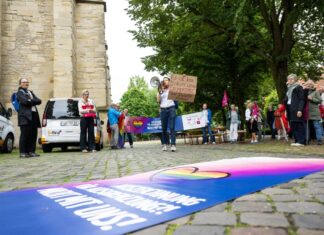 Mit Fahnen und Plakaten haben sich die Demonstranten postiert.