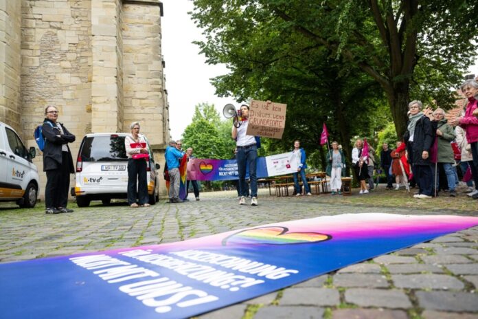 Mit Fahnen und Plakaten haben sich die Demonstranten postiert.