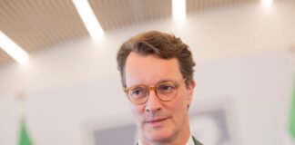 Wüst kritisierte den Umgang mit der Juristin Frauke Brosius-Gersdorf, deren Wahl für das Bundesverfassungsgericht wegen Bedenken der Union gescheitert war.