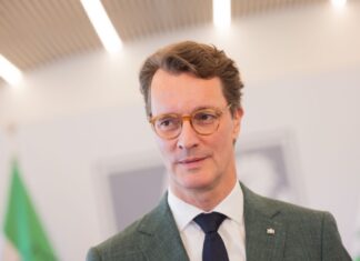 Wüst kritisierte den Umgang mit der Juristin Frauke Brosius-Gersdorf, deren Wahl für das Bundesverfassungsgericht wegen Bedenken der Union gescheitert war.