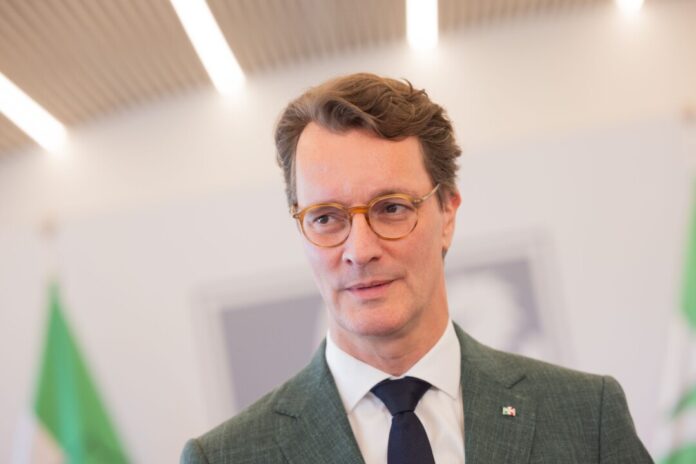 Wüst kritisierte den Umgang mit der Juristin Frauke Brosius-Gersdorf, deren Wahl für das Bundesverfassungsgericht wegen Bedenken der Union gescheitert war.