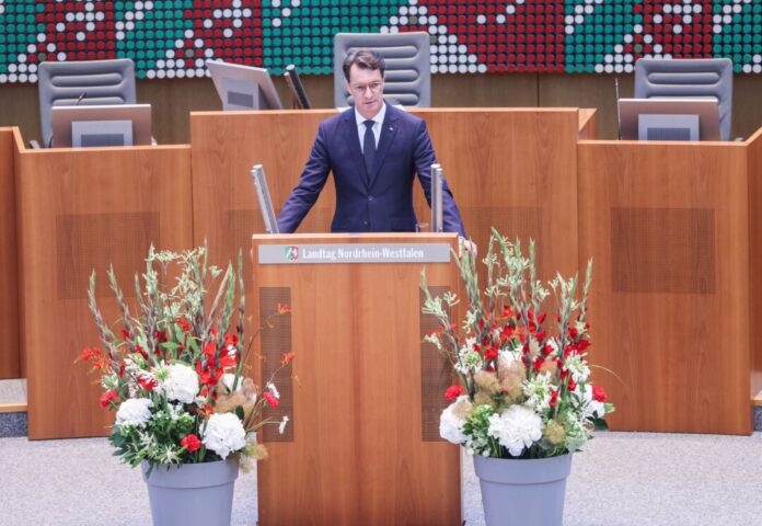 NRW-Ministerpräsident Hendrik Wüst (CDU) sieht die Demokratie auch durch Russlands Angriff auf die Ukraine bedroht.