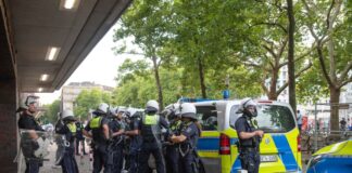Bei der Prügelei flogen auch Steine und Flaschen. 