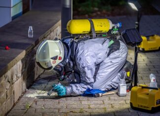 Auf einer Mauer hat die Feuerwehr in Nümbrecht giftiges Quecksilber gefunden.
