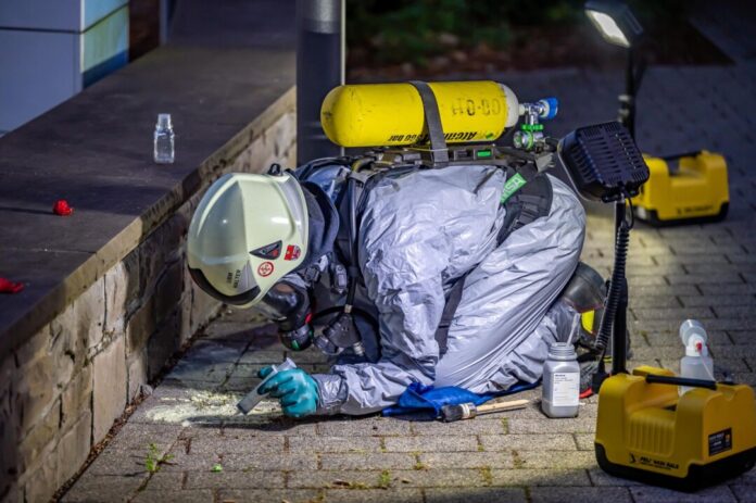 Quecksilber auf Mauer entdeckt - Polizei ermittelt Auf einer Mauer hat die Feuerwehr in Nümbrecht giftiges Quecksilber gefunden.