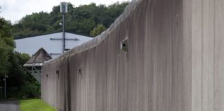 Bei Angriffen wurden im vergangenen Jahr 133 Beschäftigte in den Gefängnissen in NRW verletzt. (Symbolbild)