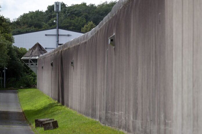 Bei Angriffen wurden im vergangenen Jahr 133 Beschäftigte in den Gefängnissen in NRW verletzt. (Symbolbild)