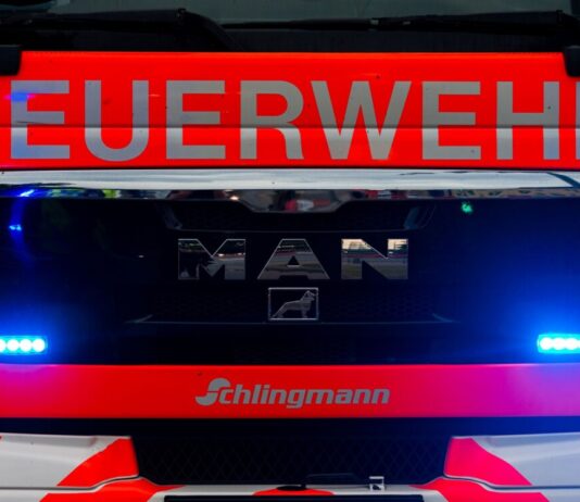 Die Feuerwehr barg den Leichnam. (Symbolbild)