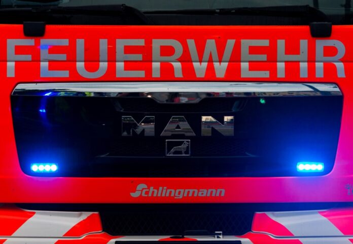 Die Feuerwehr barg den Leichnam. (Symbolbild)