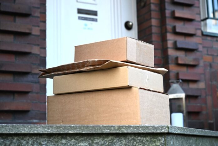 Mehrere Milliarden solcher Sendungen werden in Deutschland jedes Jahr zugestellt, bei manchen geht etwas schief. (Archivbild)