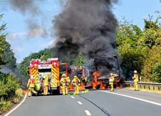 Der Brand auf der A44. Foto: FW Ratingen