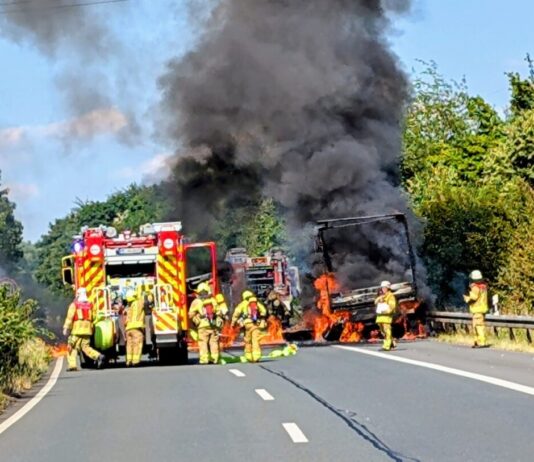 Der Brand auf der A44. Foto: FW Ratingen