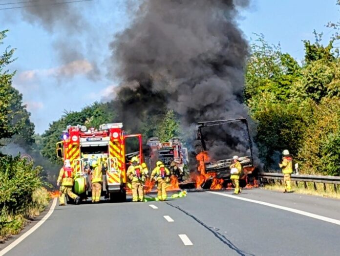 Der Brand auf der A44. Foto: FW Ratingen
