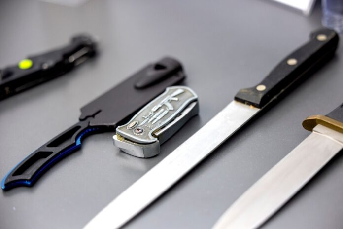 Waffenverbot für 18-Jährigen Wuppertaler Auf einem Tisch liegen von der Polizei sichergestellte verbotene Stichwaffen. (Archivbild)