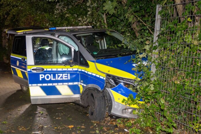 Ein beschädigtes Polizeifahrzeug nach einer Verfolgungsjagd in NRW.