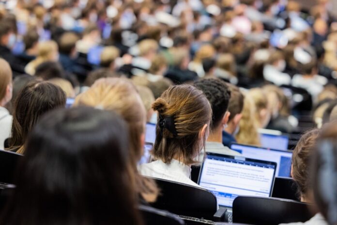 Studierende im Hörsaal Der Wert in NRW liegt unter dem Bundesdurchschnitt von 32,5 Prozent. (Archivbild)